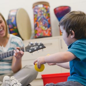 MUZIKOS TERAPIJOS PRIEMONIŲ TAIKYMAS SOCIALINIAME DARBE (8 akad. val.)